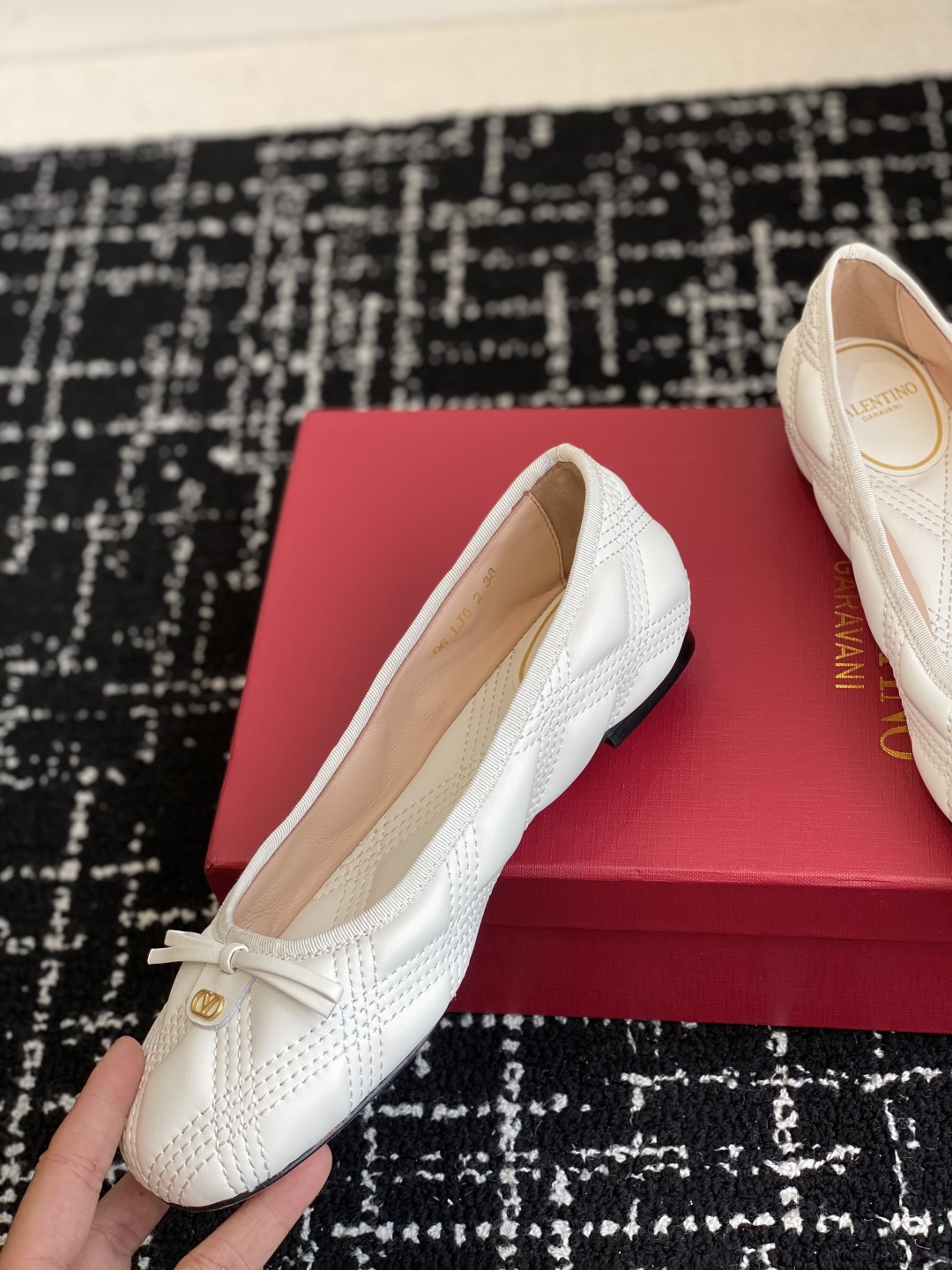 代购级
Valentino 华伦天奴 25ss 春夏 新款 电绣 芭蕾舞鞋

无法拒绝的芭蕾舞鞋 相比于