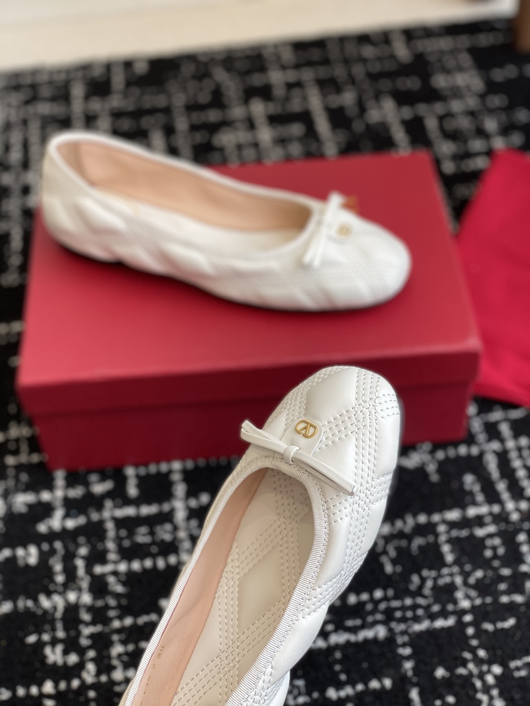代购级
Valentino 华伦天奴 25ss 春夏 新款 电绣 芭蕾舞鞋

无法拒绝的芭蕾舞鞋 相比于