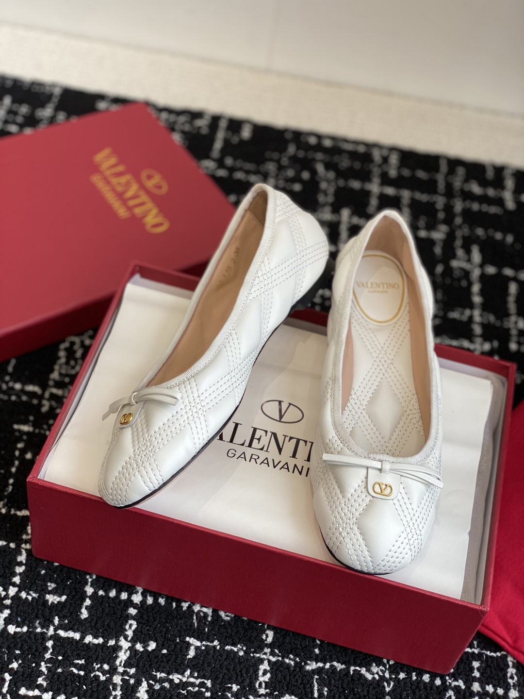 代购级
Valentino 华伦天奴 25ss 春夏 新款 电绣 芭蕾舞鞋

无法拒绝的芭蕾舞鞋 相比于