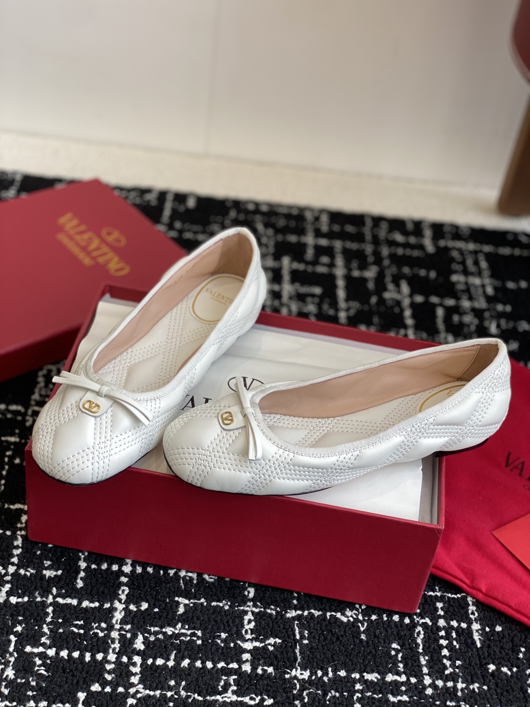 代购级
Valentino 华伦天奴 25ss 春夏 新款 电绣 芭蕾舞鞋

无法拒绝的芭蕾舞鞋 相比于
