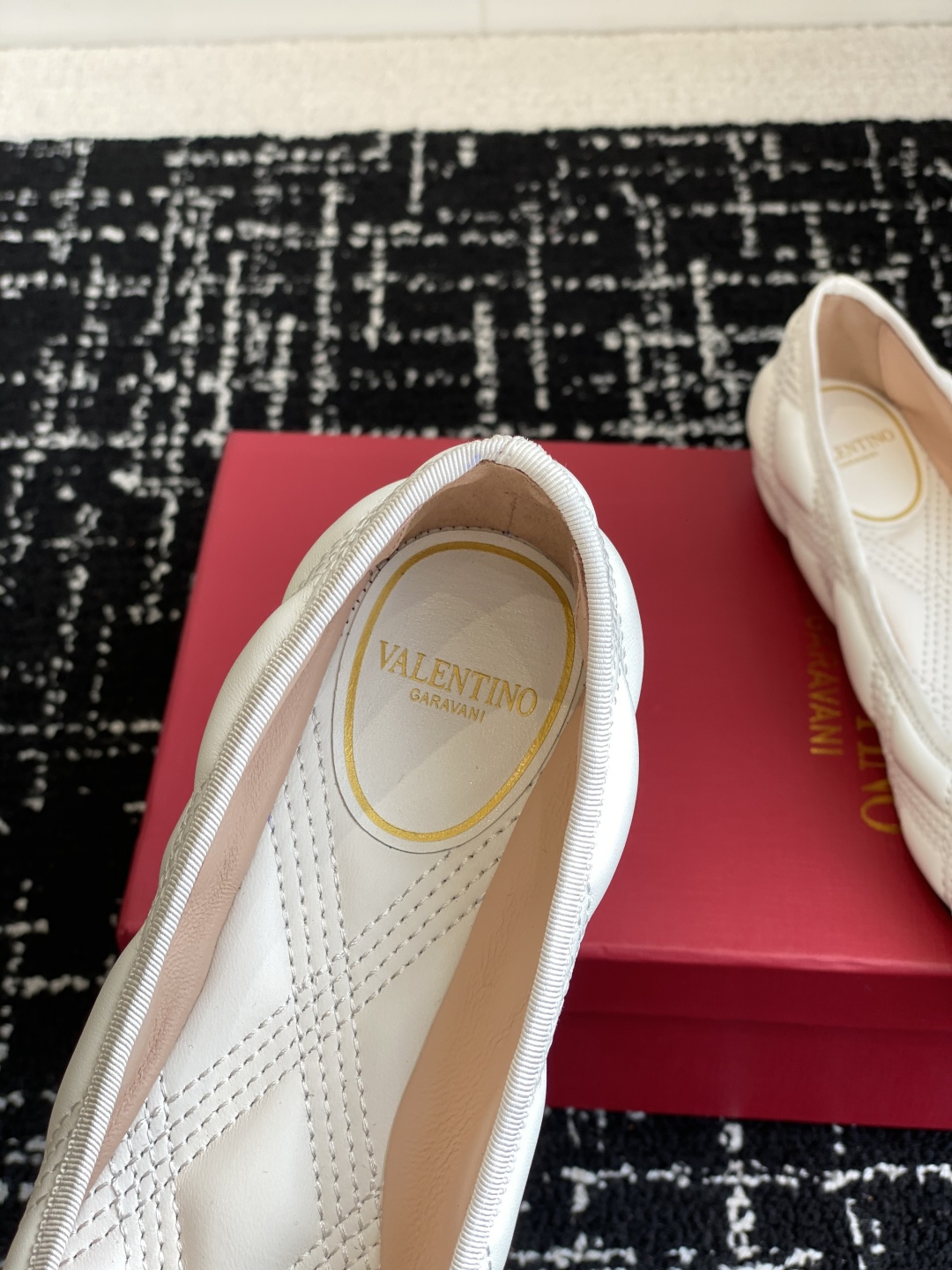 代购级
Valentino 华伦天奴 25ss 春夏 新款 电绣 芭蕾舞鞋

无法拒绝的芭蕾舞鞋 相比于