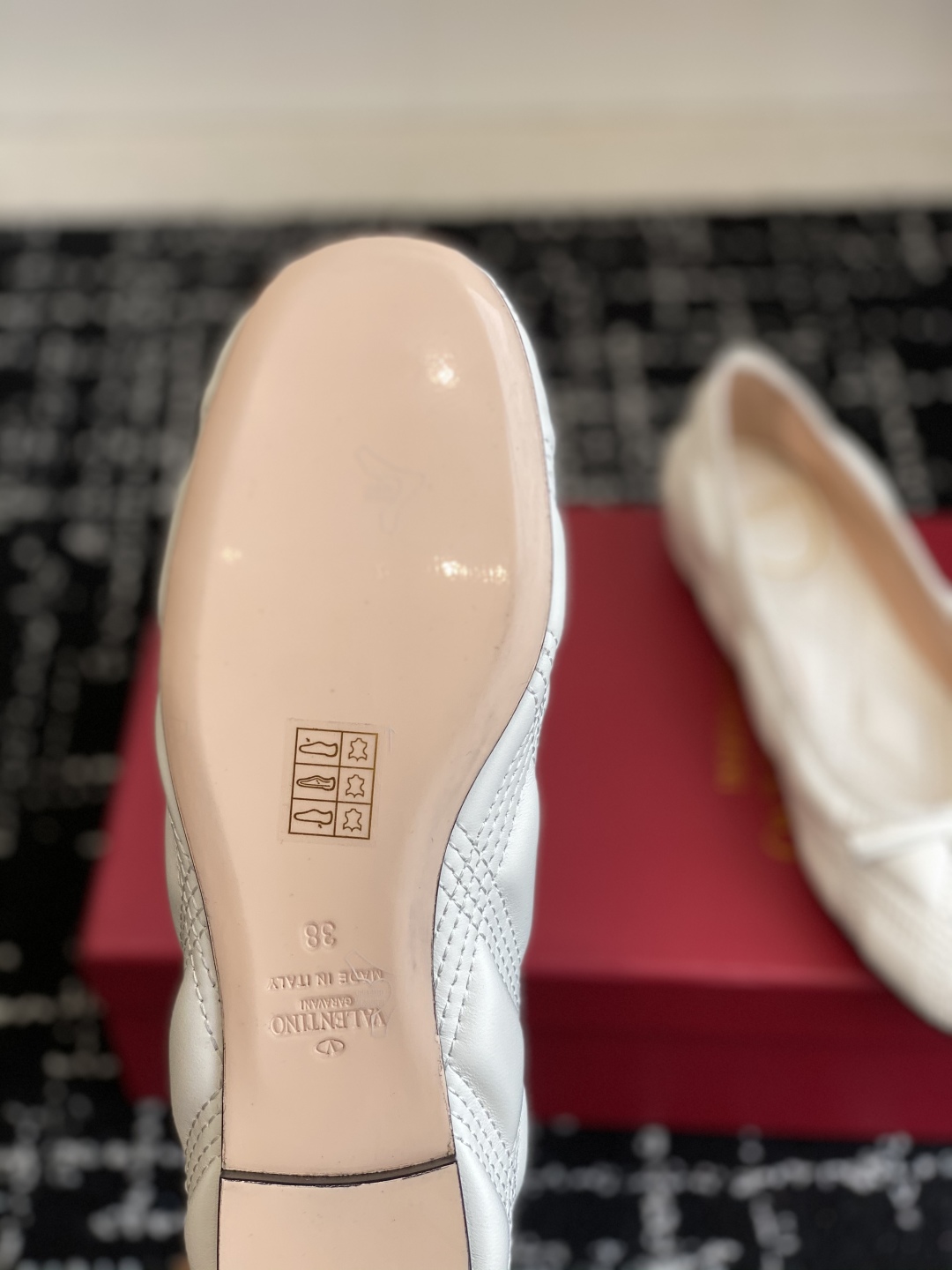 代购级
Valentino 华伦天奴 25ss 春夏 新款 电绣 芭蕾舞鞋

无法拒绝的芭蕾舞鞋 相比于