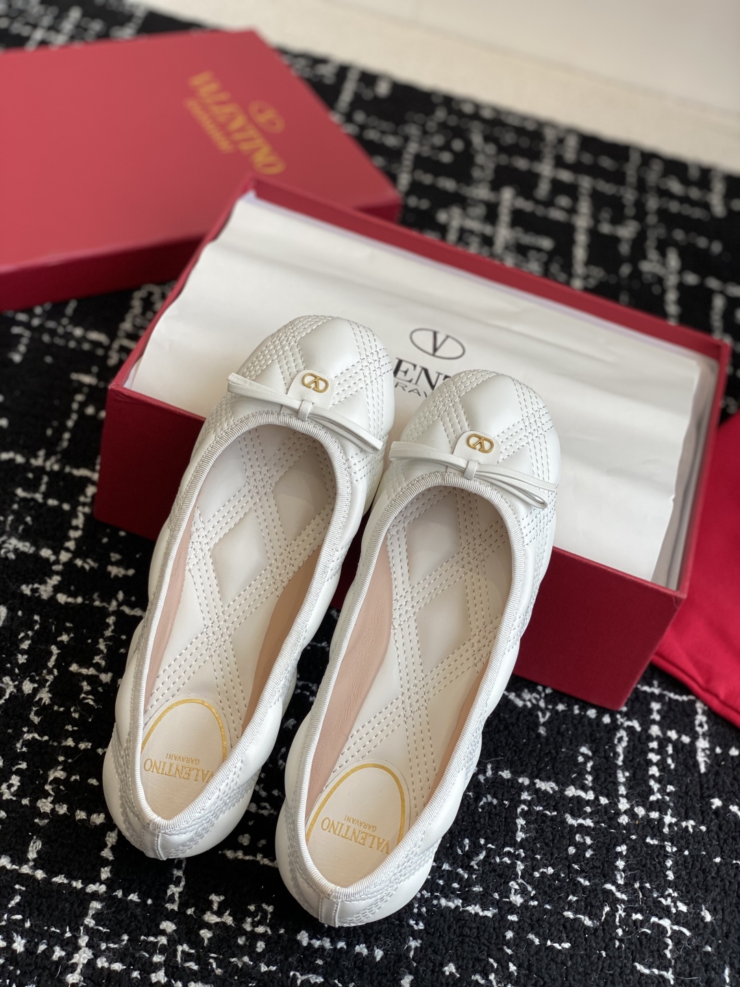 代购级
Valentino 华伦天奴 25ss 春夏 新款 电绣 芭蕾舞鞋

无法拒绝的芭蕾舞鞋 相比于