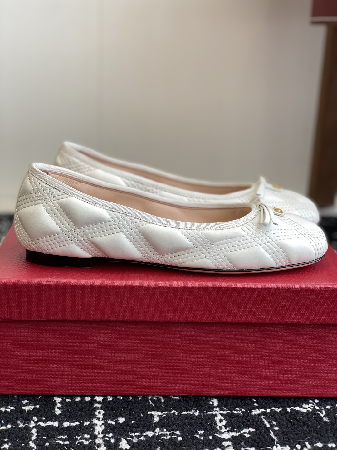 代购级
Valentino 华伦天奴 25ss 春夏 新款 电绣 芭蕾舞鞋

无法拒绝的芭蕾舞鞋 相比于