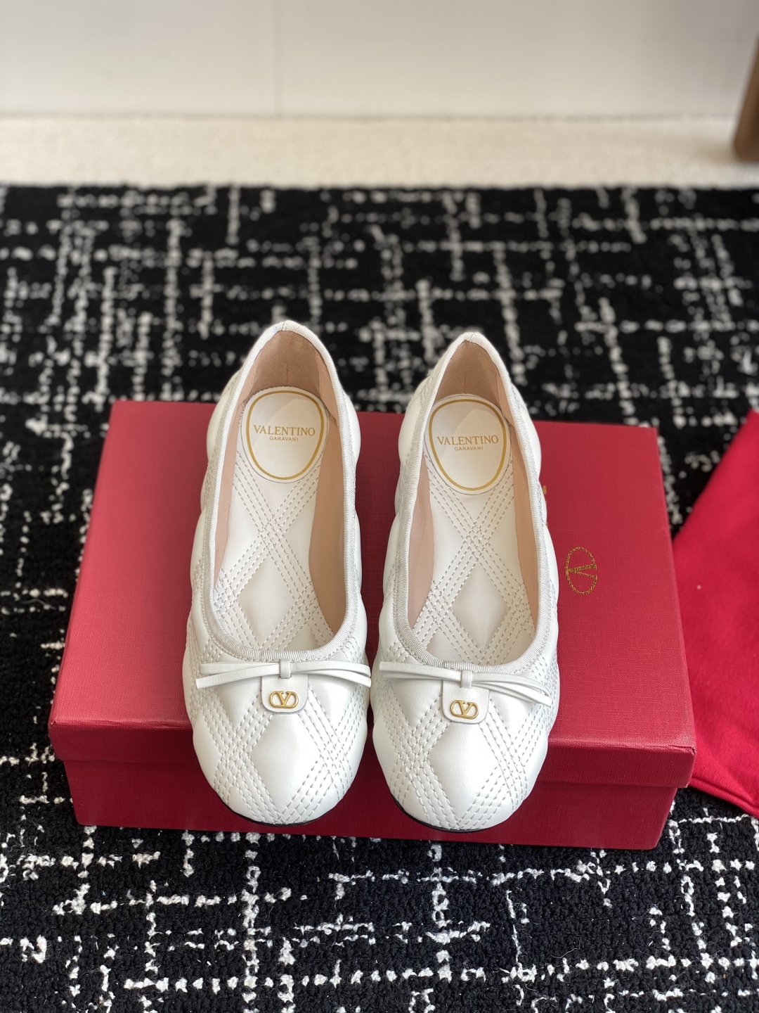 代购级
Valentino 华伦天奴 25ss 春夏 新款 电绣 芭蕾舞鞋

无法拒绝的芭蕾舞鞋 相比于