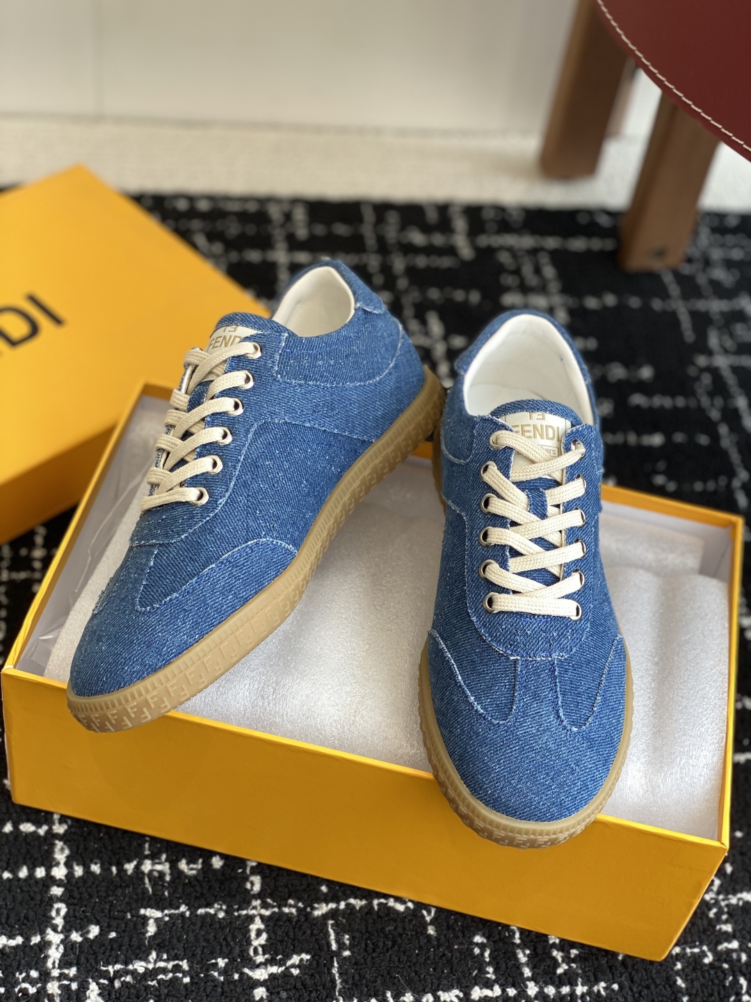 代购级
Fendi芬迪 25ss 春夏新款 德训鞋

原版购入开发 做货 设计师Kim Jones打造的