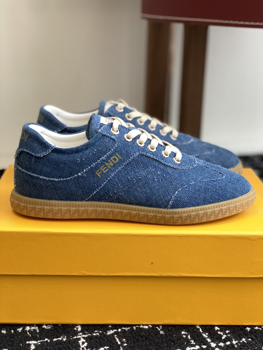 代购级
Fendi芬迪 25ss 春夏新款 德训鞋

原版购入开发 做货 设计师Kim Jones打造的