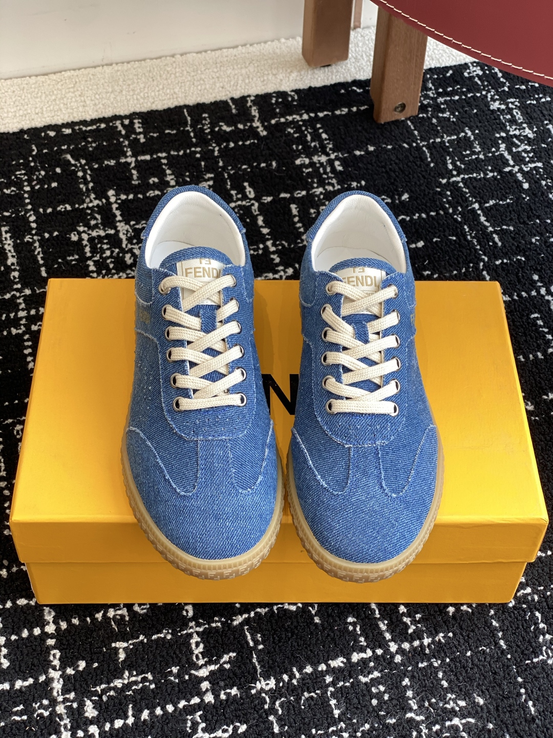 代购级
Fendi芬迪 25ss 春夏新款 德训鞋

原版购入开发 做货 设计师Kim Jones打造的