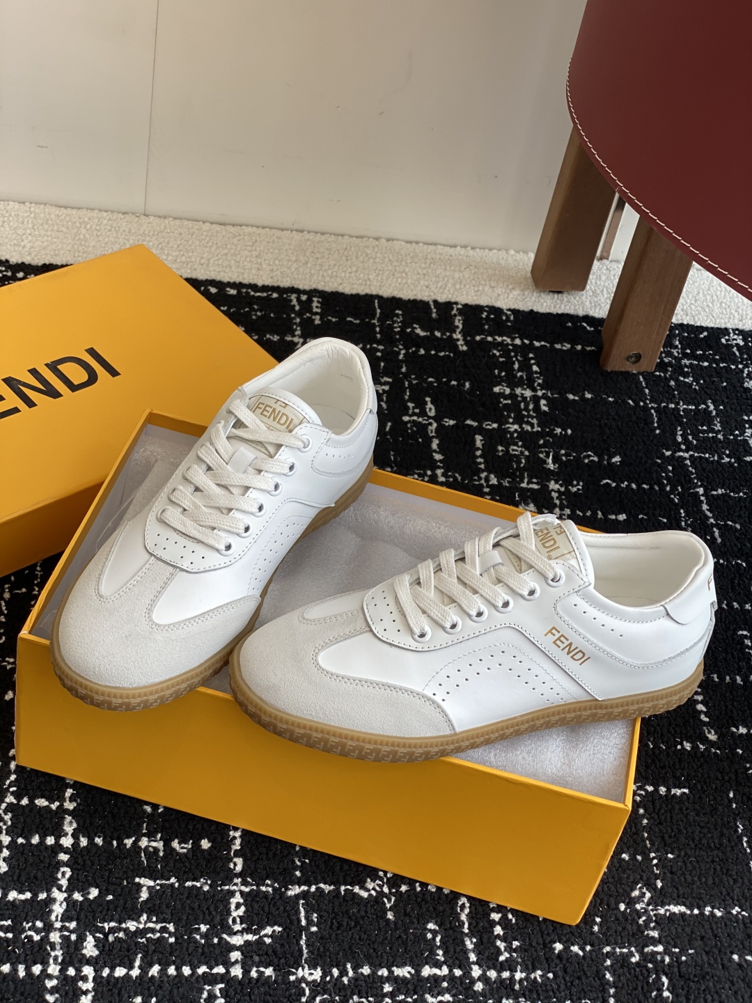 代购级
Fendi芬迪 25ss 春夏新款 德训鞋

原版购入开发 做货 设计师Kim Jones打造的