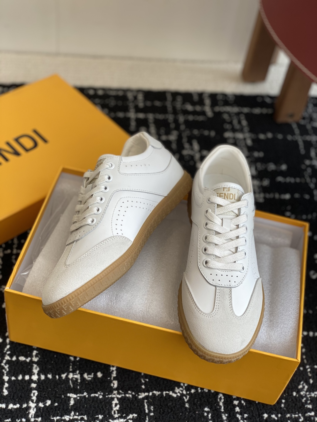代购级
Fendi芬迪 25ss 春夏新款 德训鞋

原版购入开发 做货 设计师Kim Jones打造的