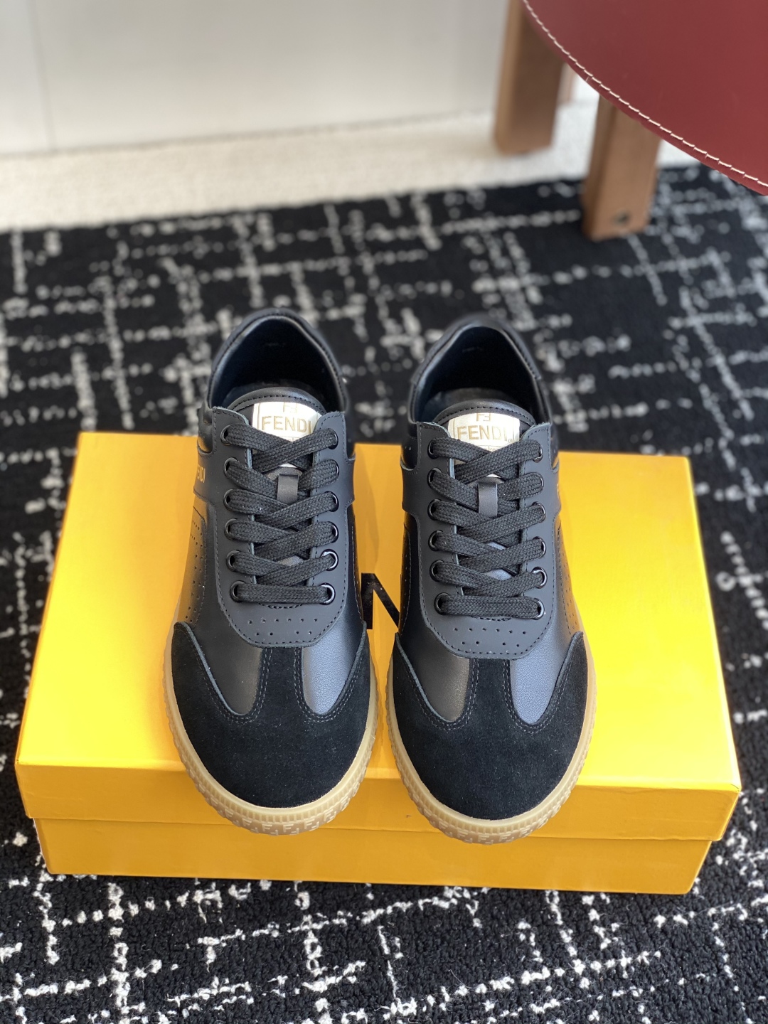 代购级
Fendi芬迪 25ss 春夏新款 德训鞋

原版购入开发 做货 设计师Kim Jones打造的