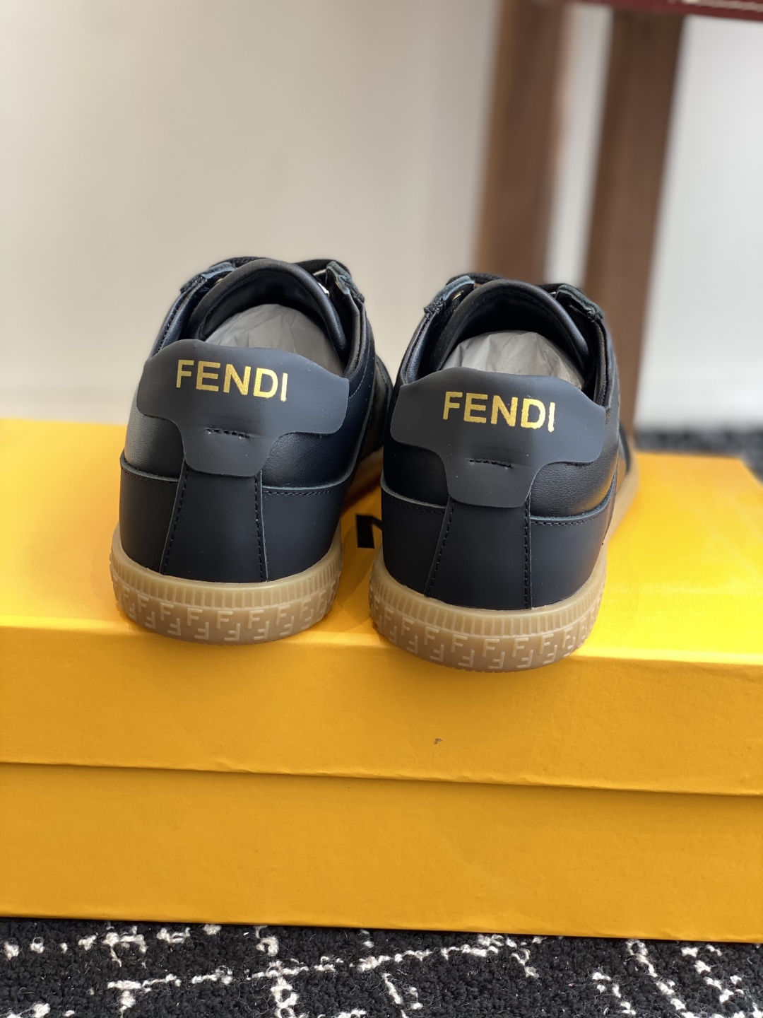 代购级
Fendi芬迪 25ss 春夏新款 德训鞋

原版购入开发 做货 设计师Kim Jones打造的