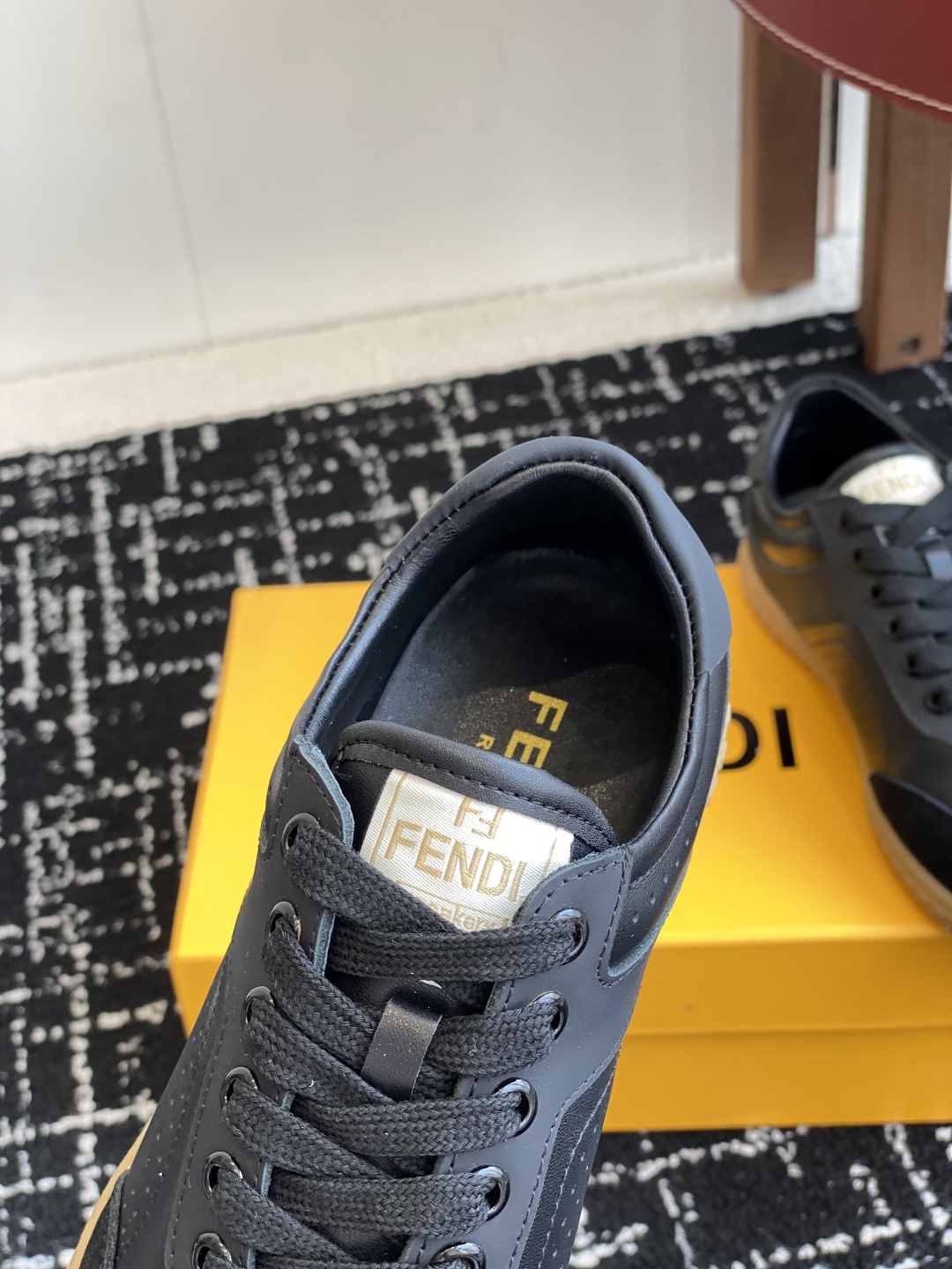 代购级
Fendi芬迪 25ss 春夏新款 德训鞋

原版购入开发 做货 设计师Kim Jones打造的