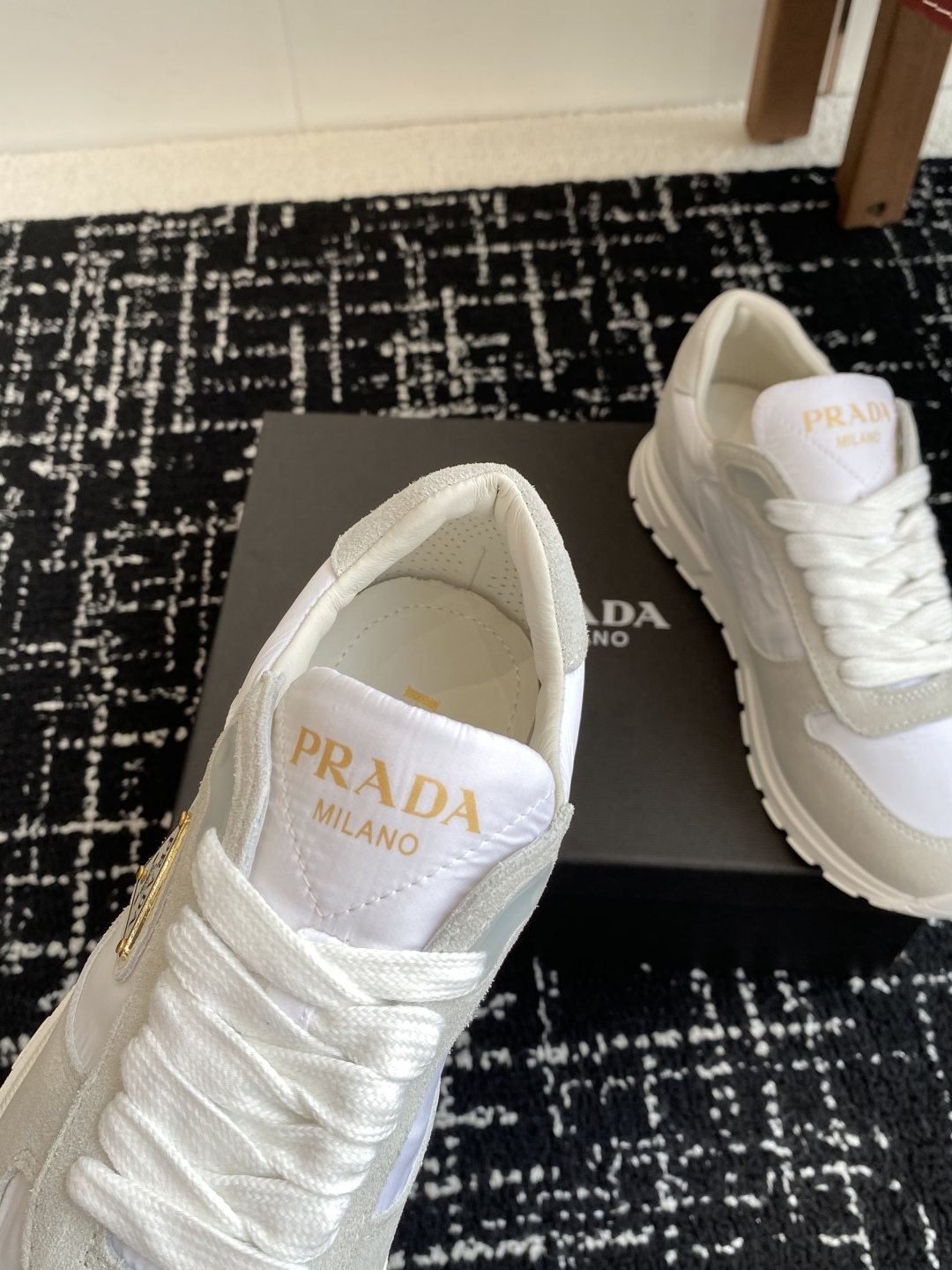 代购级
Prada普拉达 25ss 春夏新款三角标运动鞋

高丝光和进口透气布拼接撞色，细节感跟好 三角
