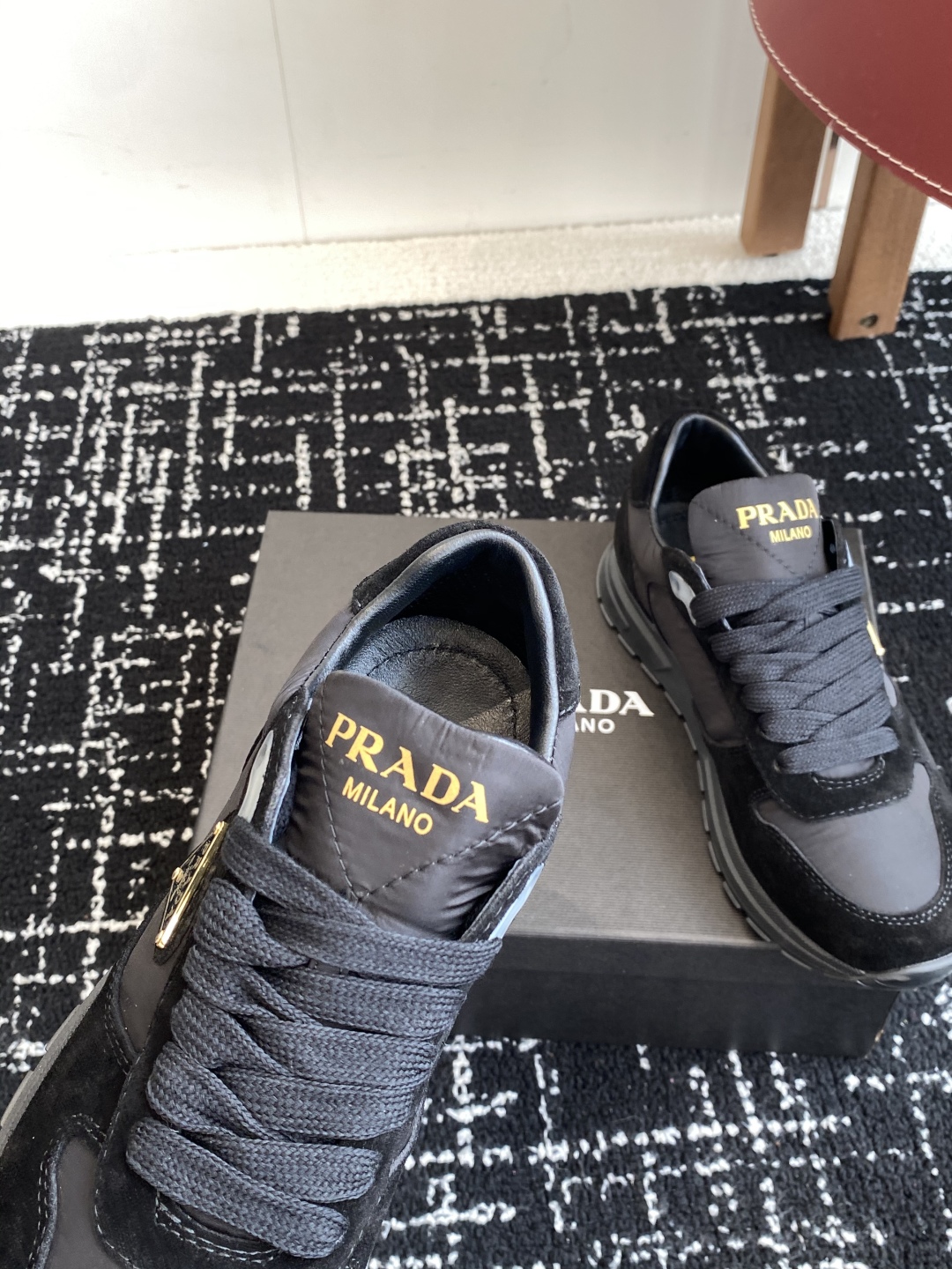 代购级
Prada普拉达 25ss 春夏新款三角标运动鞋

高丝光和进口透气布拼接撞色，细节感跟好 三角