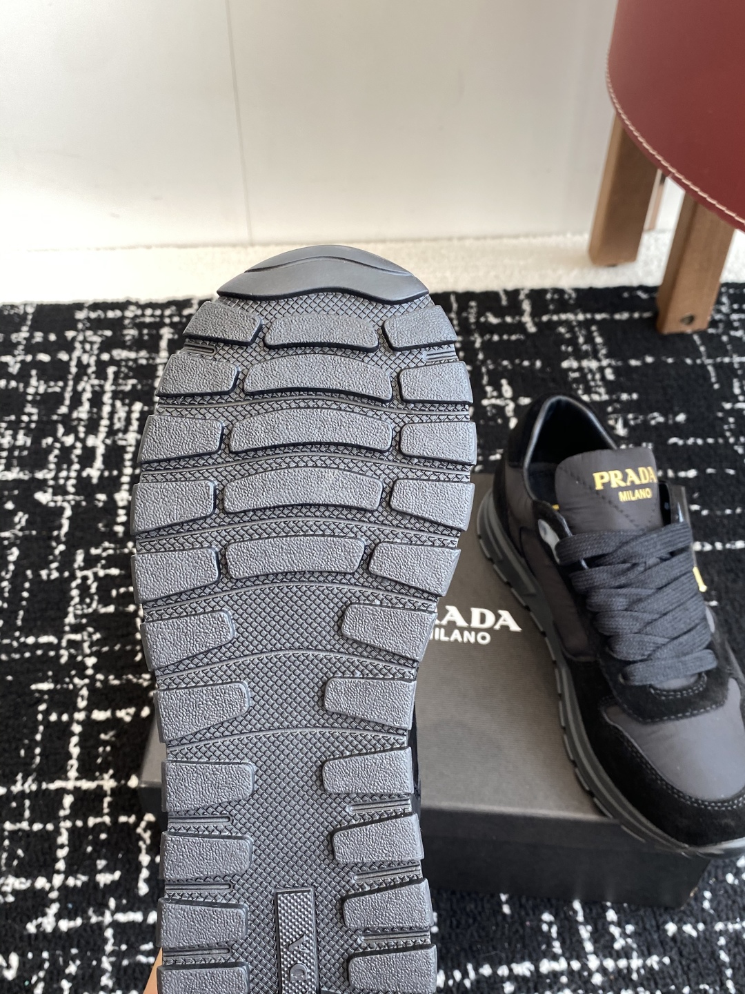 代购级
Prada普拉达 25ss 春夏新款三角标运动鞋

高丝光和进口透气布拼接撞色，细节感跟好 三角
