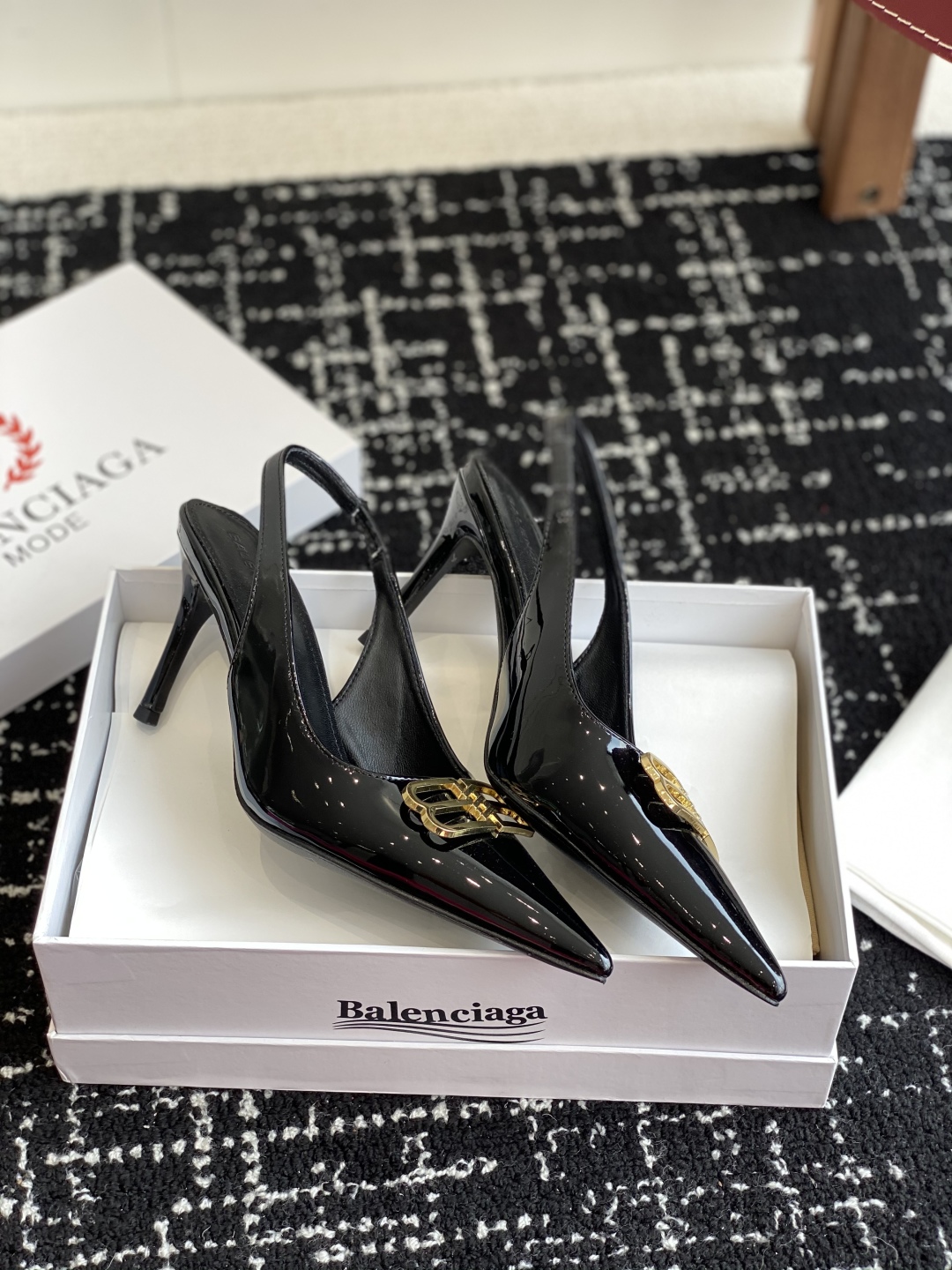 代购级
Balenciaga 25s春夏新款 双B 扣尖头 凉鞋 单鞋 高跟鞋

巴黎世家出的高跟鞋都很