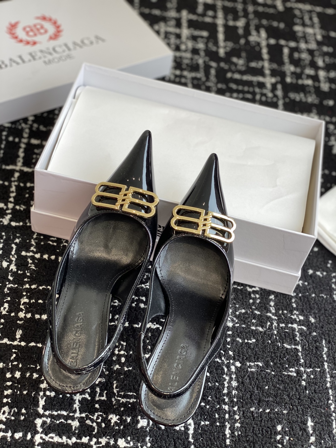 代购级
Balenciaga 25s春夏新款 双B 扣尖头 凉鞋 单鞋 高跟鞋

巴黎世家出的高跟鞋都很