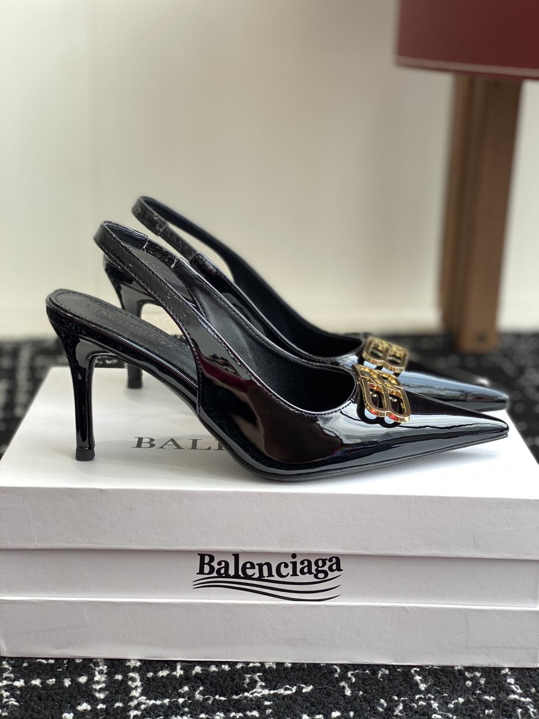 代购级
Balenciaga 25s春夏新款 双B 扣尖头 凉鞋 单鞋 高跟鞋

巴黎世家出的高跟鞋都很
