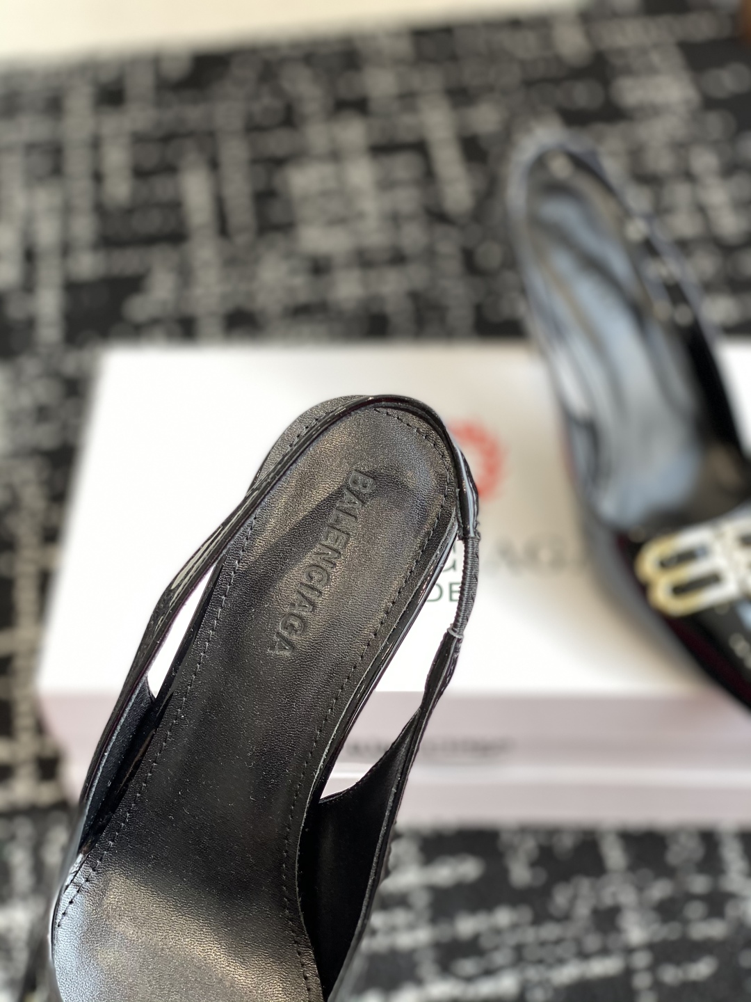 代购级
Balenciaga 25s春夏新款 双B 扣尖头 凉鞋 单鞋 高跟鞋

巴黎世家出的高跟鞋都很