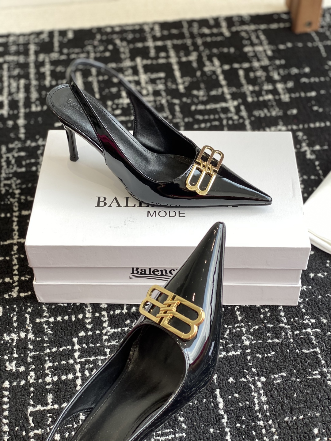 代购级
Balenciaga 25s春夏新款 双B 扣尖头 凉鞋 单鞋 高跟鞋

巴黎世家出的高跟鞋都很