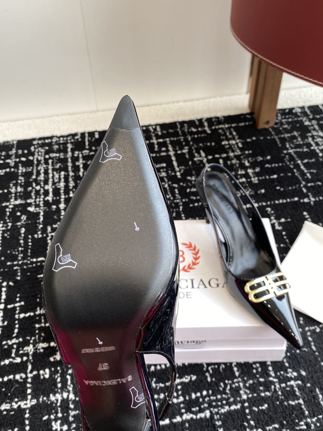 代购级
Balenciaga 25s春夏新款 双B 扣尖头 凉鞋 单鞋 高跟鞋

巴黎世家出的高跟鞋都很