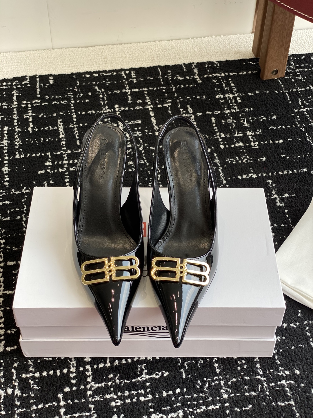 代购级
Balenciaga 25s春夏新款 双B 扣尖头 凉鞋 单鞋 高跟鞋

巴黎世家出的高跟鞋都很