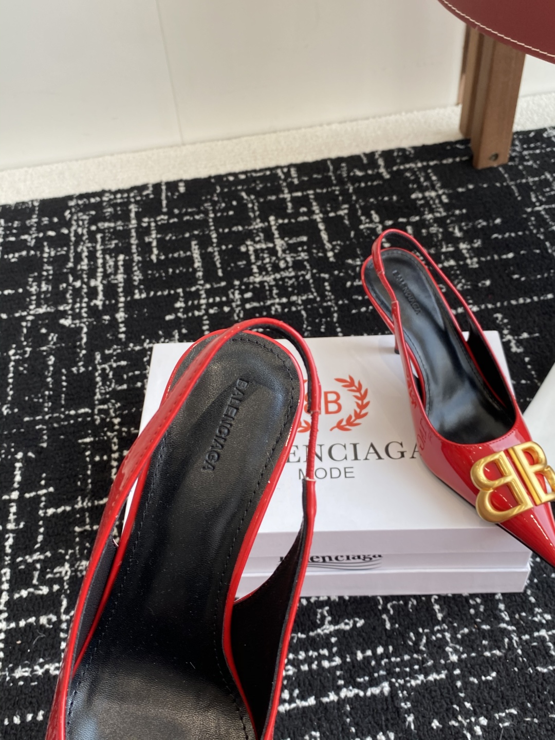 代购级
Balenciaga 25s春夏新款 双B 扣尖头 凉鞋 单鞋 高跟鞋

巴黎世家出的高跟鞋都很