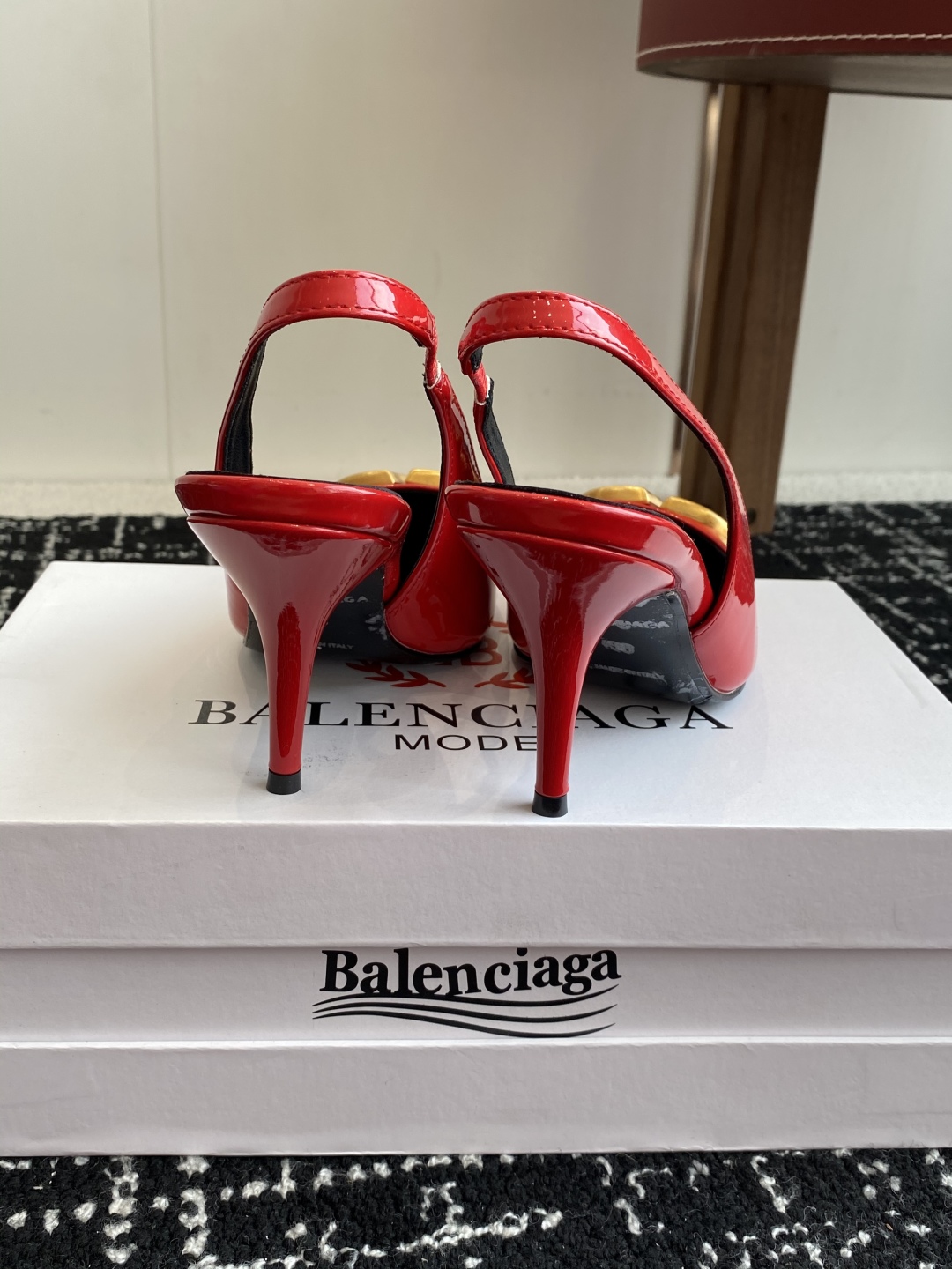 代购级
Balenciaga 25s春夏新款 双B 扣尖头 凉鞋 单鞋 高跟鞋

巴黎世家出的高跟鞋都很