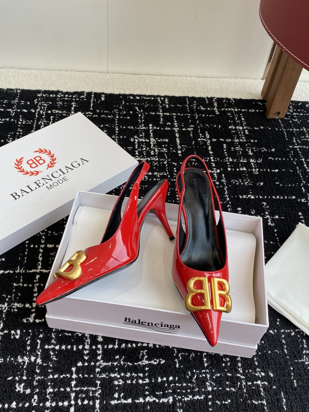 代购级
Balenciaga 25s春夏新款 双B 扣尖头 凉鞋 单鞋 高跟鞋

巴黎世家出的高跟鞋都很