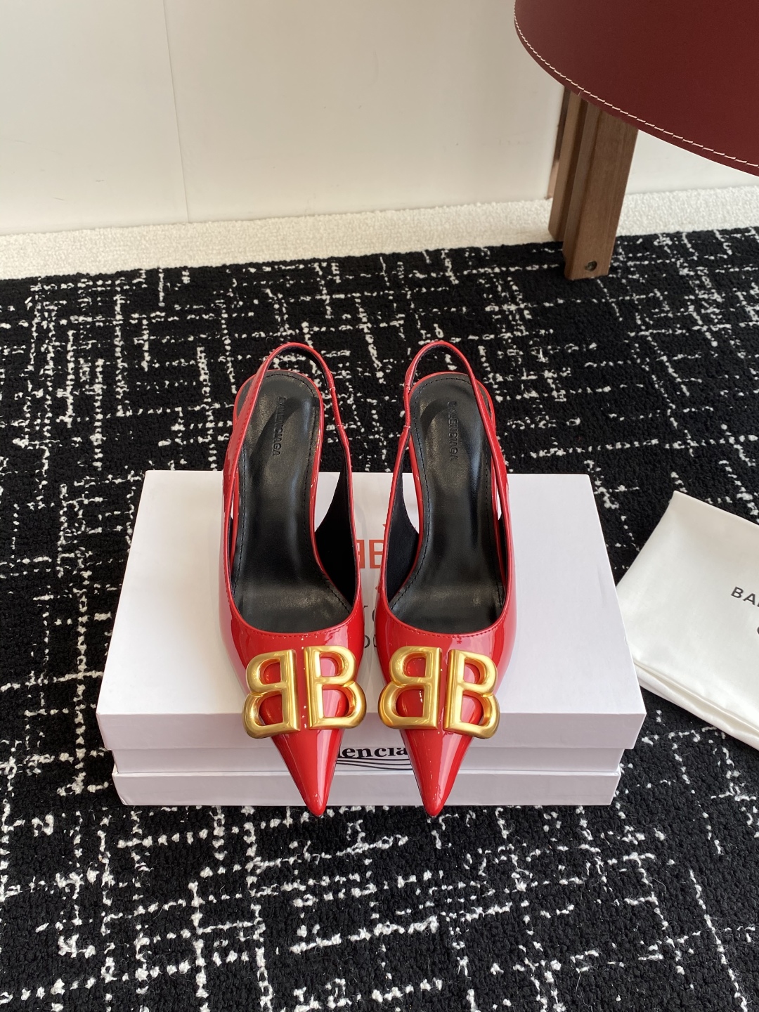 代购级
Balenciaga 25s春夏新款 双B 扣尖头 凉鞋 单鞋 高跟鞋

巴黎世家出的高跟鞋都很