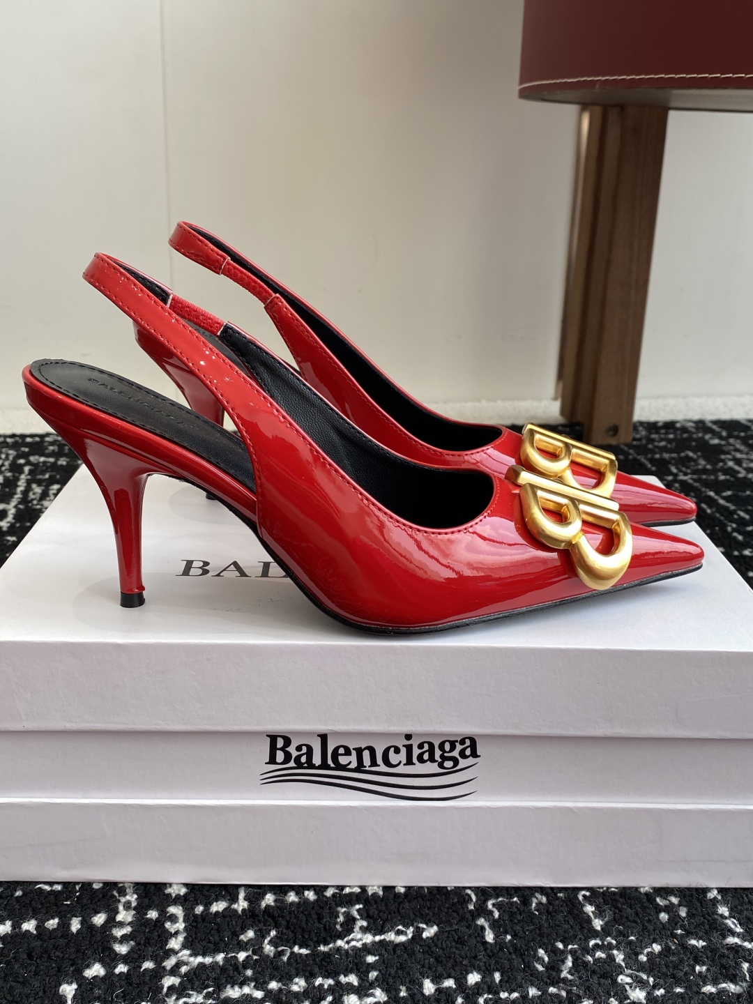 代购级
Balenciaga 25s春夏新款 双B 扣尖头 凉鞋 单鞋 高跟鞋

巴黎世家出的高跟鞋都很