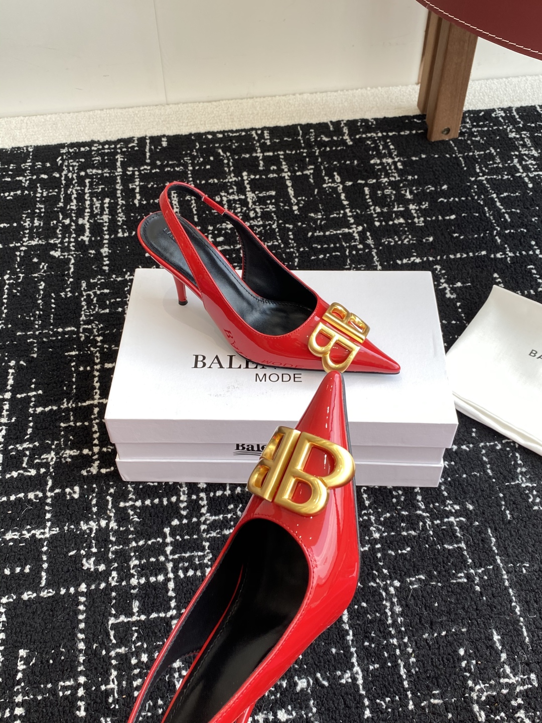代购级
Balenciaga 25s春夏新款 双B 扣尖头 凉鞋 单鞋 高跟鞋

巴黎世家出的高跟鞋都很