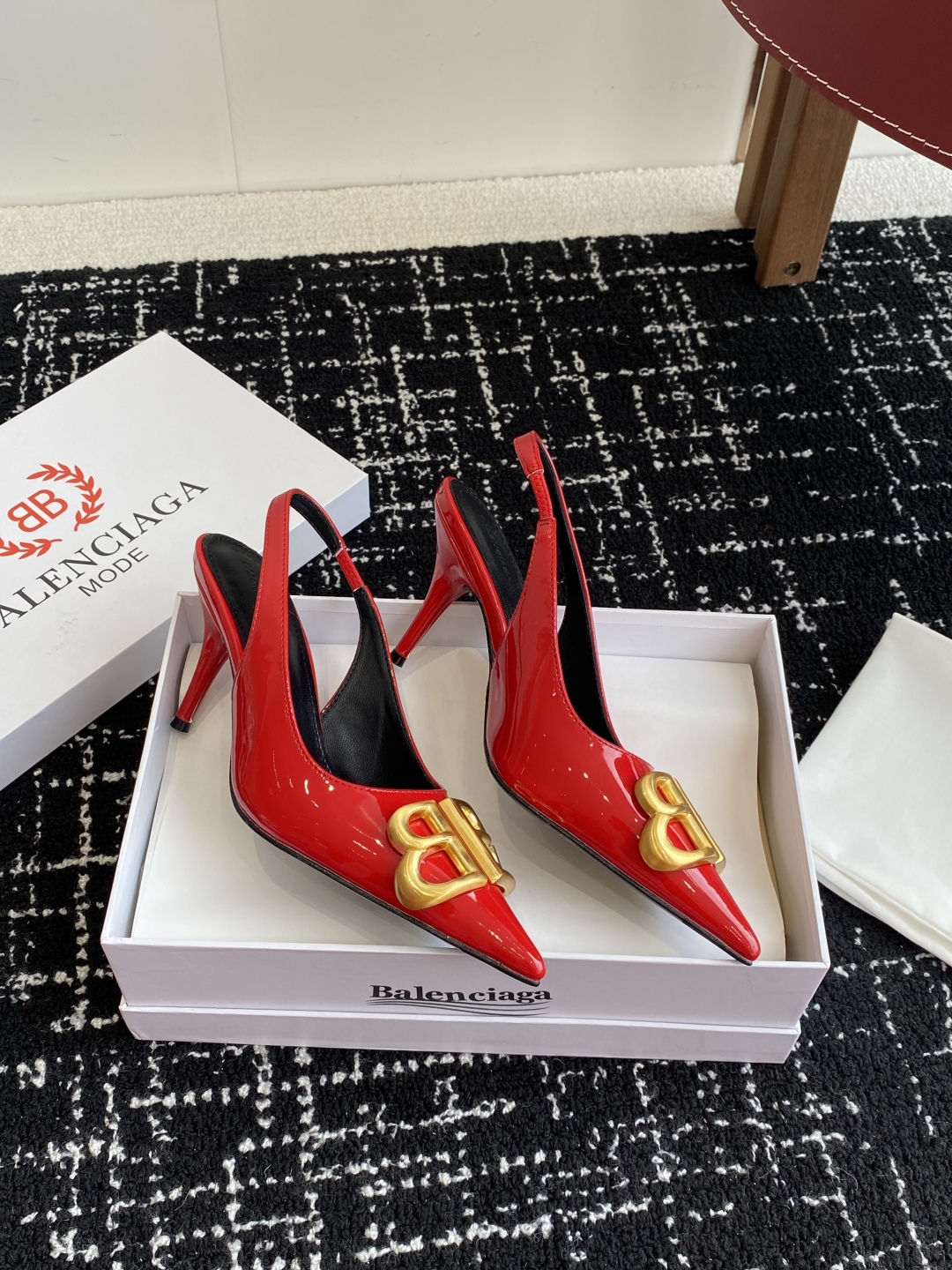 代购级
Balenciaga 25s春夏新款 双B 扣尖头 凉鞋 单鞋 高跟鞋

巴黎世家出的高跟鞋都很