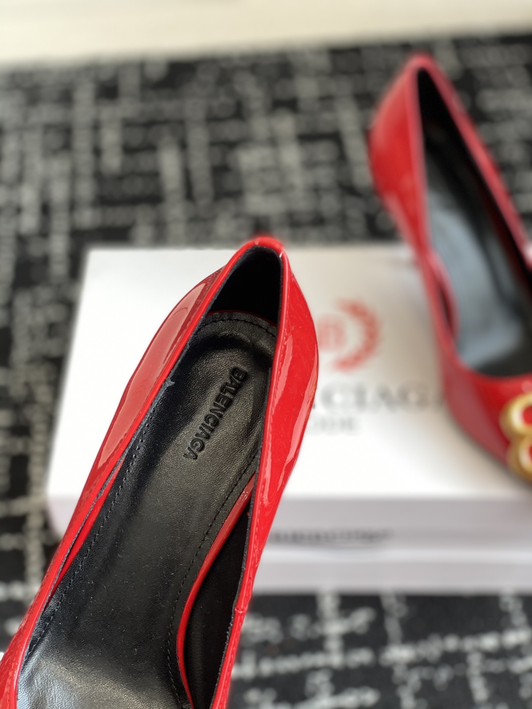 代购级
Balenciaga 25s春夏新款 双B 扣尖头 凉鞋 单鞋 高跟鞋

巴黎世家出的高跟鞋都很