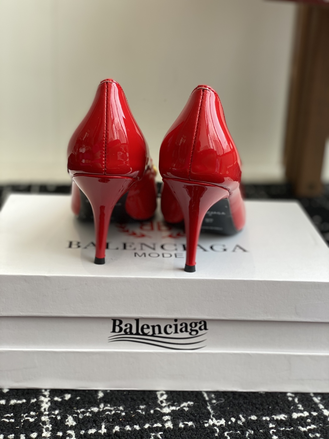 代购级
Balenciaga 25s春夏新款 双B 扣尖头 凉鞋 单鞋 高跟鞋

巴黎世家出的高跟鞋都很