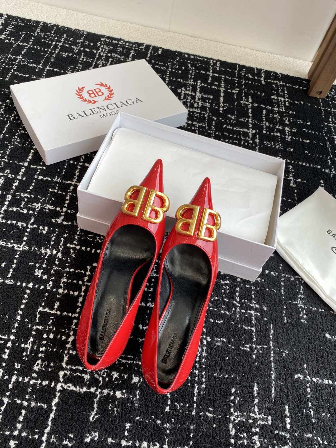 代购级
Balenciaga 25s春夏新款 双B 扣尖头 凉鞋 单鞋 高跟鞋

巴黎世家出的高跟鞋都很