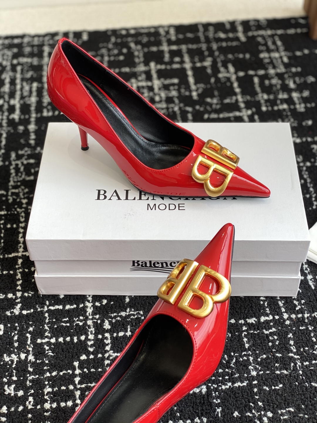 代购级
Balenciaga 25s春夏新款 双B 扣尖头 凉鞋 单鞋 高跟鞋

巴黎世家出的高跟鞋都很