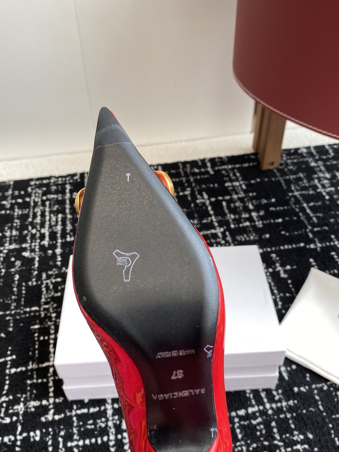 代购级
Balenciaga 25s春夏新款 双B 扣尖头 凉鞋 单鞋 高跟鞋

巴黎世家出的高跟鞋都很