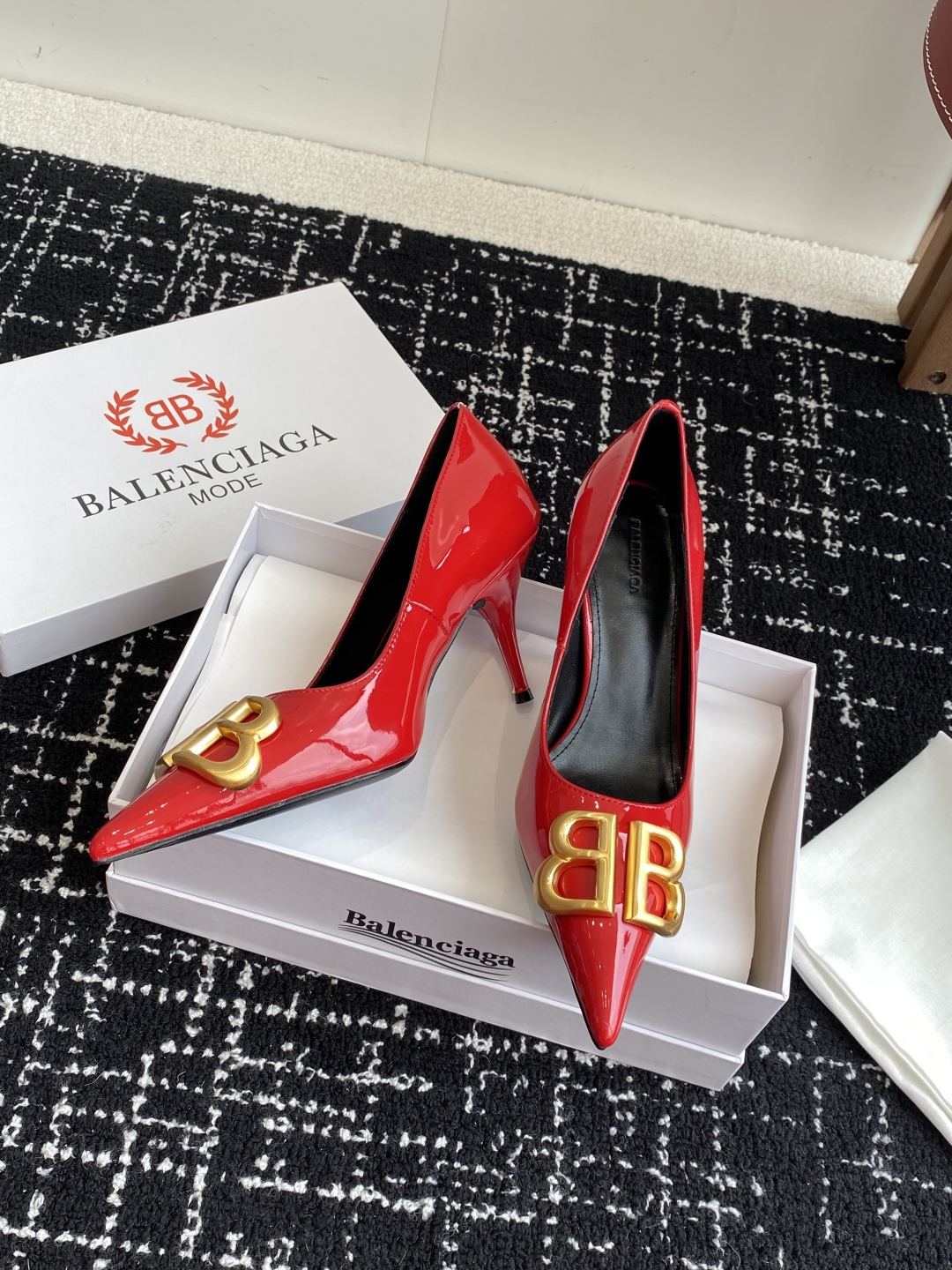代购级
Balenciaga 25s春夏新款 双B 扣尖头 凉鞋 单鞋 高跟鞋

巴黎世家出的高跟鞋都很