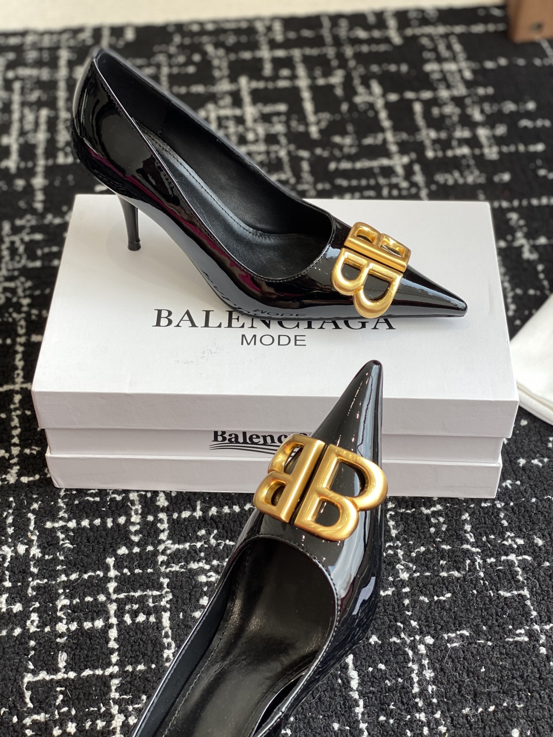 代购级
Balenciaga 25s春夏新款 双B 扣尖头 凉鞋 单鞋 高跟鞋

巴黎世家出的高跟鞋都很