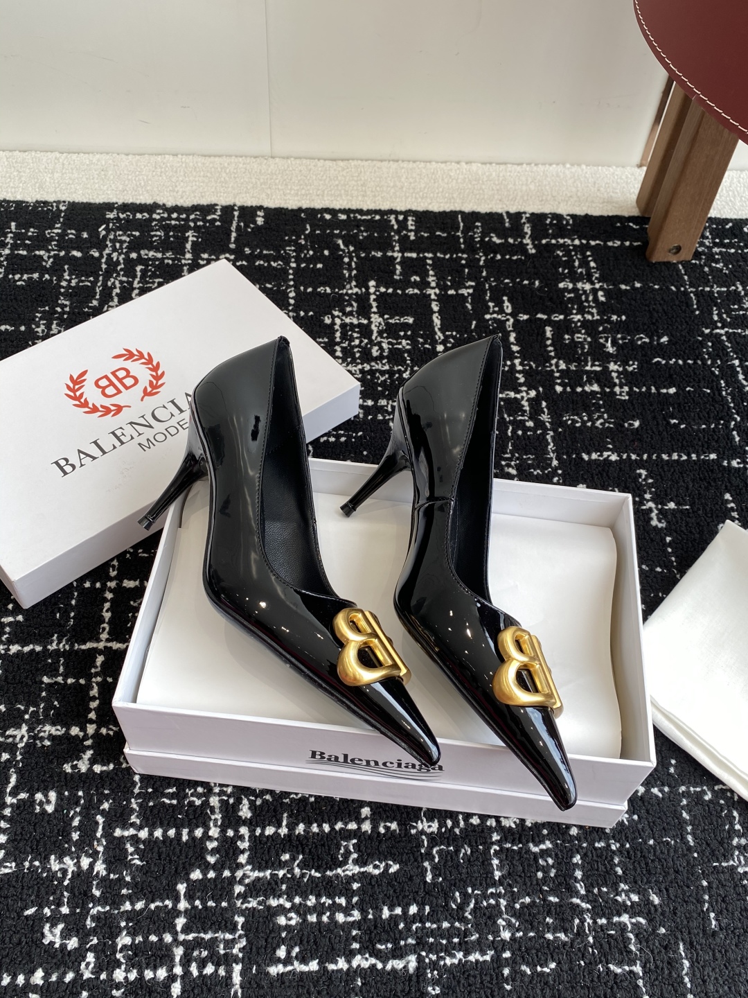 代购级
Balenciaga 25s春夏新款 双B 扣尖头 凉鞋 单鞋 高跟鞋

巴黎世家出的高跟鞋都很