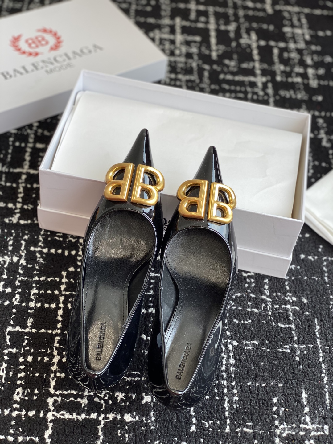 代购级
Balenciaga 25s春夏新款 双B 扣尖头 凉鞋 单鞋 高跟鞋

巴黎世家出的高跟鞋都很