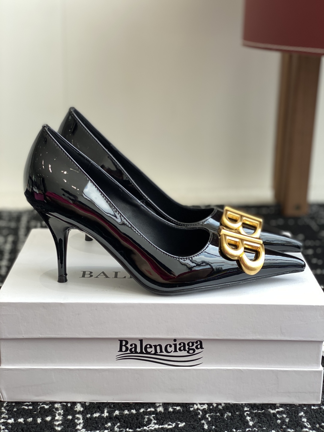 代购级
Balenciaga 25s春夏新款 双B 扣尖头 凉鞋 单鞋 高跟鞋

巴黎世家出的高跟鞋都很