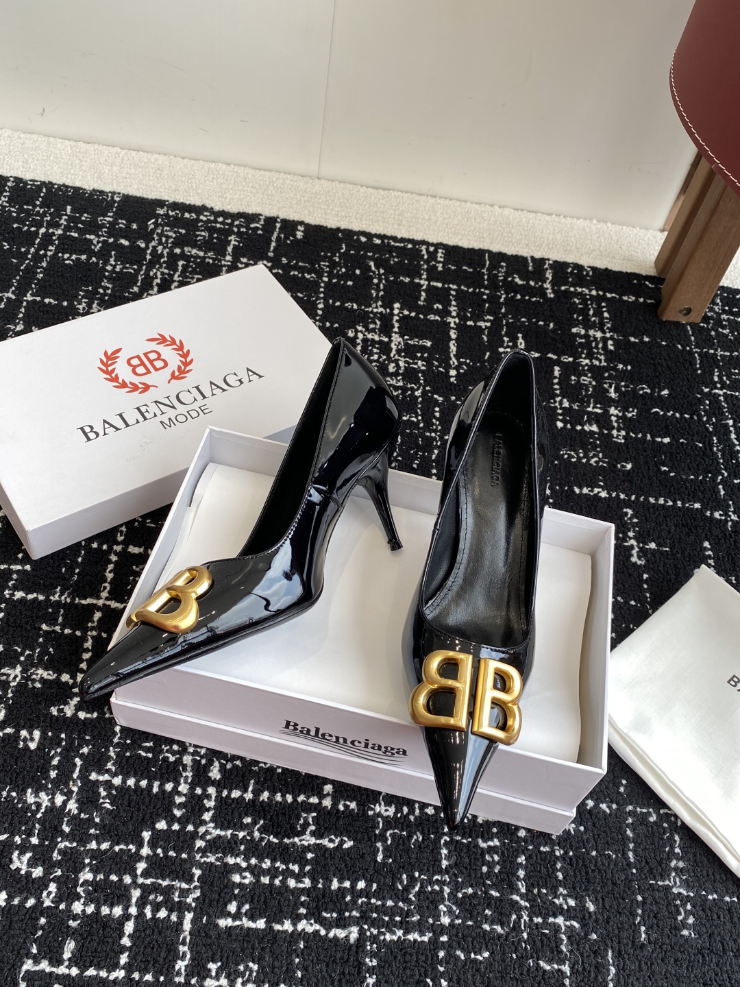 代购级
Balenciaga 25s春夏新款 双B 扣尖头 凉鞋 单鞋 高跟鞋

巴黎世家出的高跟鞋都很