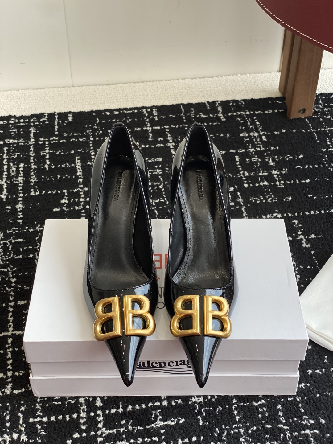 代购级
Balenciaga 25s春夏新款 双B 扣尖头 凉鞋 单鞋 高跟鞋

巴黎世家出的高跟鞋都很