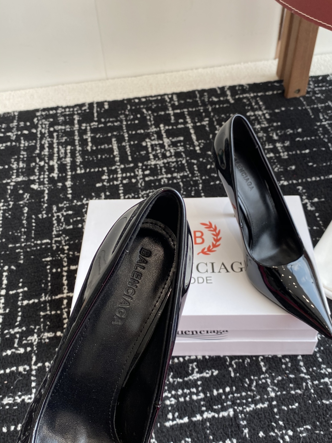 代购级
Balenciaga 25s春夏新款 双B 扣尖头 单鞋 高跟鞋

巴黎世家出的高跟鞋都很会拿捏
