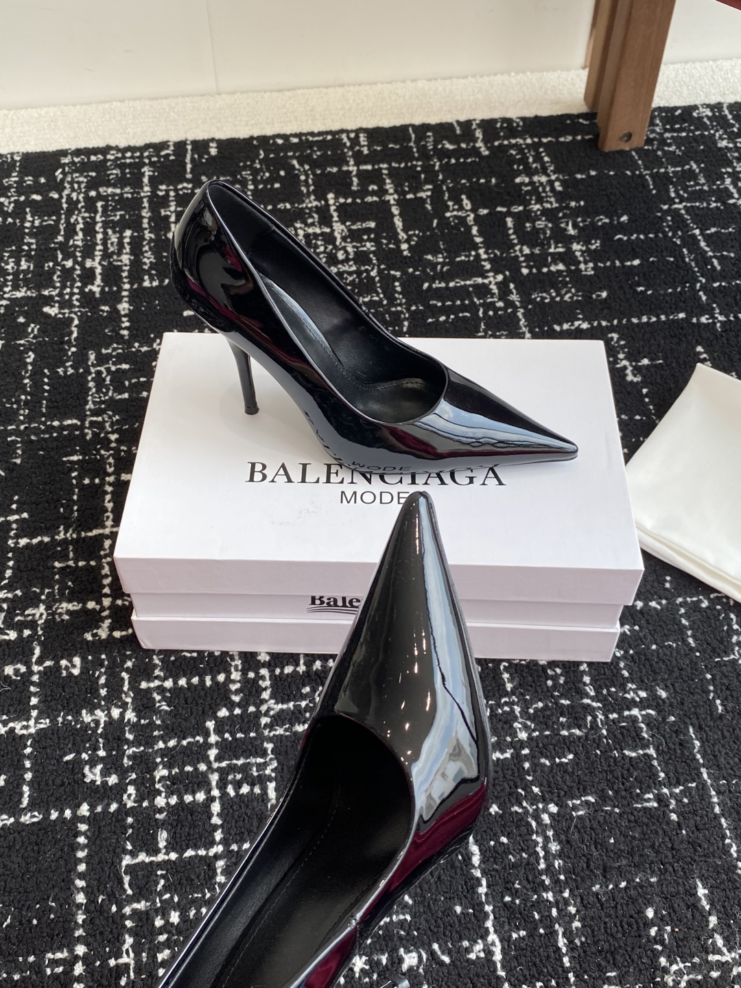 代购级
Balenciaga 25s春夏新款 双B 扣尖头 单鞋 高跟鞋

巴黎世家出的高跟鞋都很会拿捏
