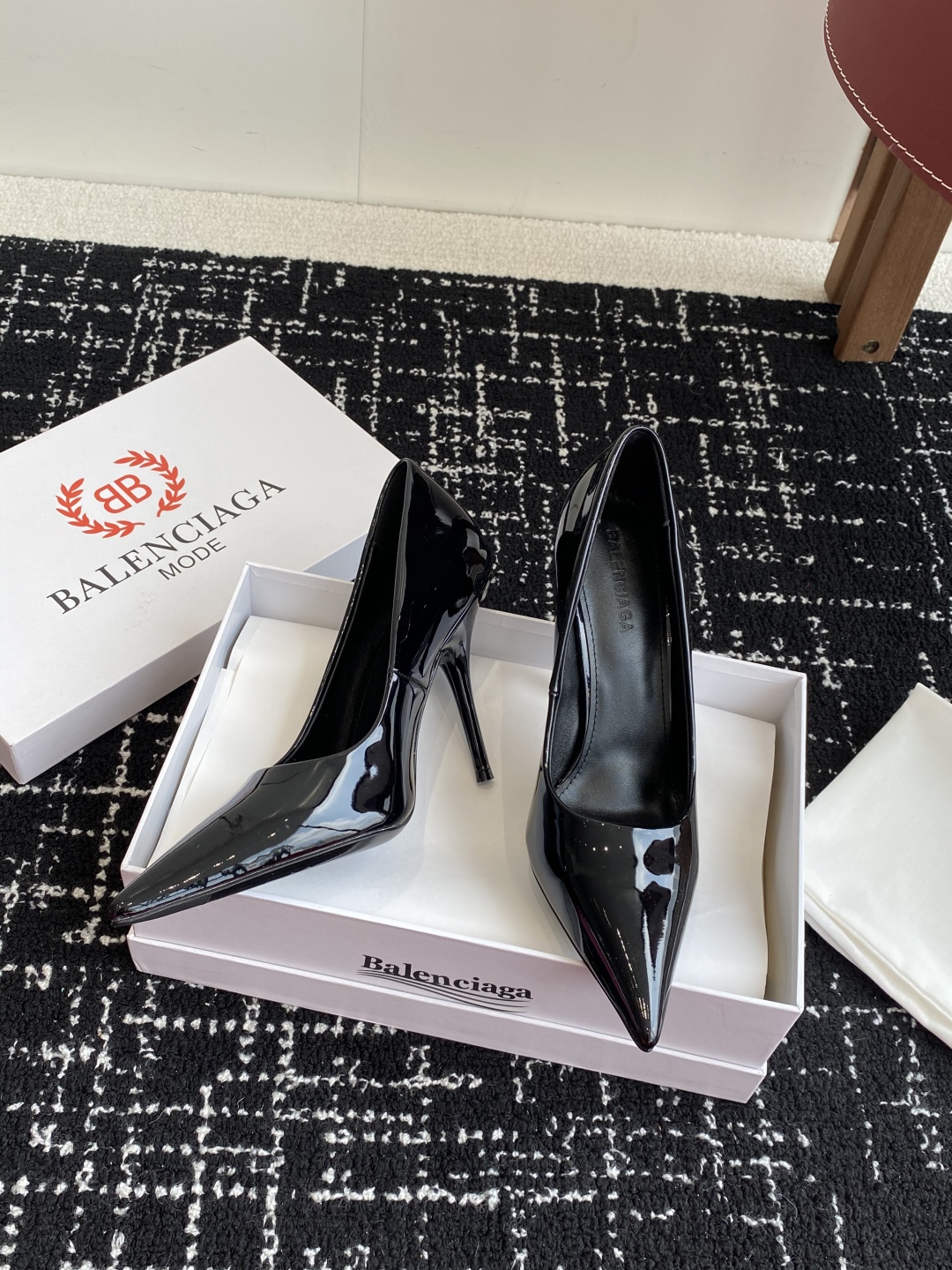 代购级
Balenciaga 25s春夏新款 双B 扣尖头 单鞋 高跟鞋

巴黎世家出的高跟鞋都很会拿捏