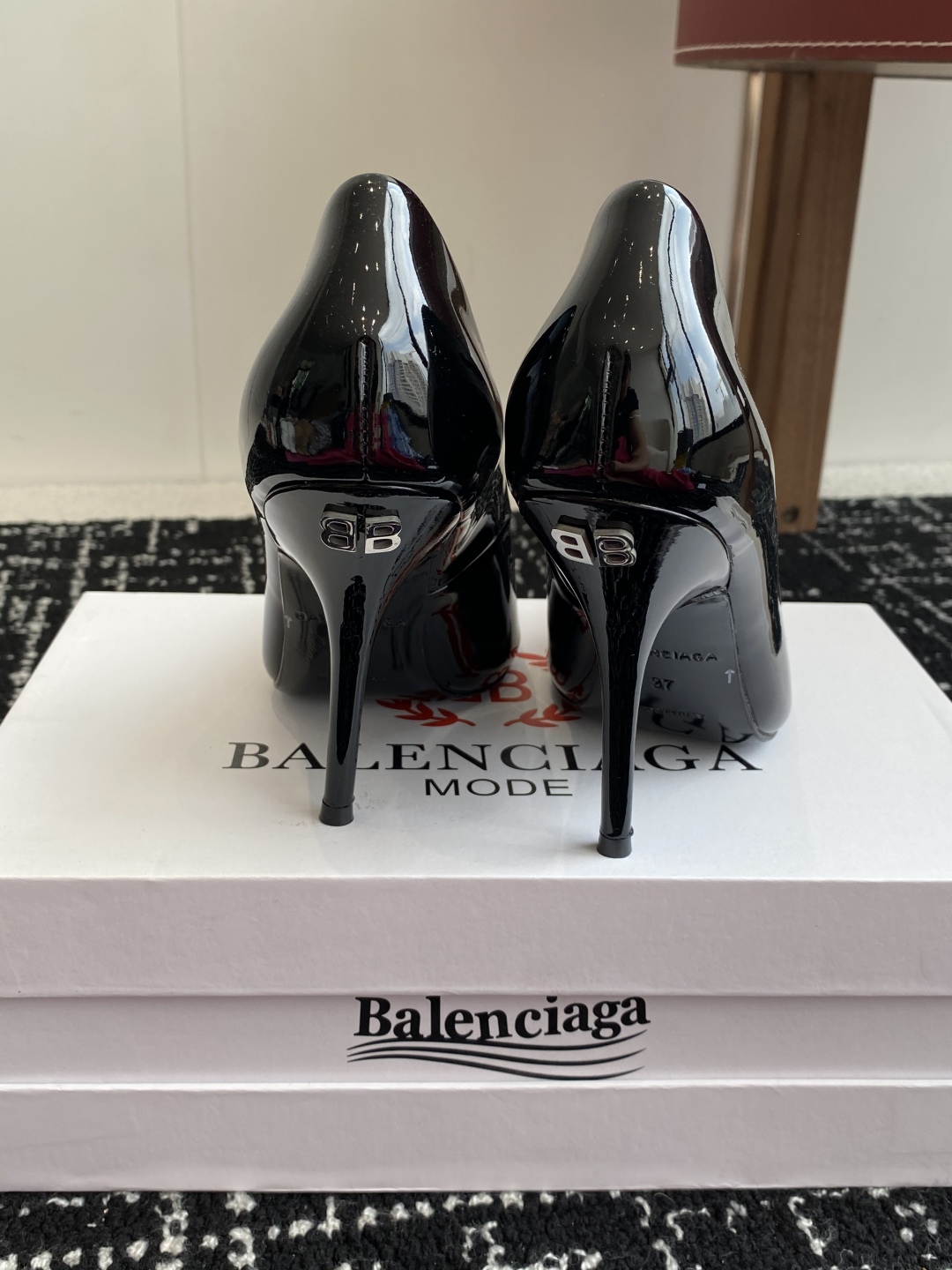 代购级
Balenciaga 25s春夏新款 双B 扣尖头 单鞋 高跟鞋

巴黎世家出的高跟鞋都很会拿捏